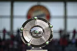 Die Meisterschale wurde den Fußballerinnen des FC Bayern überreicht. - © Harry Langer/dpa