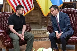 Immer auf der Suche nach Unterst&uuml;tzung: Der Sprecher des US-Repr&auml;sentantenhauses, Mike Johnson (r) trifft sich mit dem ukrainischen Pr&auml;sidenten Wolodymyr Selenskyj im Kapitol. - &copy; Jose Luis Magana/FR159526 AP/AP