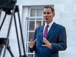 Jeremy Hunt, neuer britischer Finanzminister, spricht vor der BBC mit der Presse. - &copy; Tayfun Salci/ZUMA Press Wire/dpa