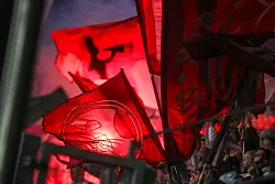 D&uuml;sseldorfer Fans haben vor dem Spiel Pyro gez&uuml;ndet. - &copy; Christoph Reichwein/dpa