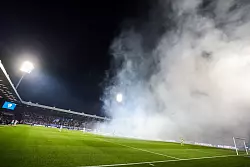 Die Partie wurde wegen Pyro-Z&uuml;ndeleien zehn Minuten sp&auml;ter angepfiffen. - &copy; Christoph Reichwein/dpa