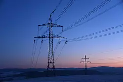 Die Senkung der &Uuml;bertragungsnetzentgelte durch den Bundeszuschuss f&uuml;hre grunds&auml;tzlich zu einer Entlastung der Verbraucherinnen und Verbraucher bei den Stromkosten, hei&szlig;t es beim Branchenverband BDEW. (Symbolbild) - &copy; Uwe Zucchi/dpa/dpa-tmn