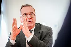 Er führt regelmäßig die Beliebtheitsumfragen an: Boris Pistorius ist der einzige Minister, der im Amt bleibt. (Archivbild) - © Kay Nietfeld/dpa