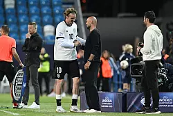 Trainer Antonio Di Salvo und sein Matchwinner Nick Woltemade. - © Luká Grinaj/TASR/dpa