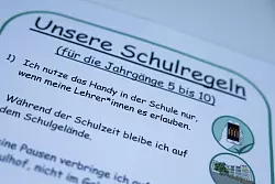 Weiterf&uuml;hrende Schulen sollen ihren Sch&uuml;lern alltagstaugliche Leitplanken f&uuml;r die Nutzung von Smartphones geben. (Symbolbild) - &copy; Rolf Vennenbernd/dpa