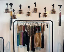 Fetisch-Peitschen gibt es auch an Bord zu kaufen. - &copy; Aleksandra Bakmaz/dpa