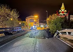 In der Gemeinde Valdagno stürzte ein Auto durch ein Loch in der Brücke in den Wildbach Agno. - © -/Vigili del Fuoco/dpa