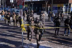 Kurz nach dem Vorfall versammelten sich Demonstranten vor Ort, die Beamten sperrten die Umgebung ab. - &copy; Abbie Parr/AP/dpa