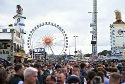 Voll ist es auf der Wiesn oft - zum Tischwechsel ging nun kurzzeitig nichts mehr. - &copy; Felix H&ouml;rhager/dpa