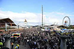 Verletzte gab es aber nach ersten Erkenntnissen nicht, nur einige wenige Panikattacken wurden registriert. - &copy; Felix H&ouml;rhager/dpa