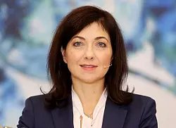 Die Nominierung von Katherina Reiche (51) als Wirtschaftsministerin ist eine Überraschung. Nach vielen Jahren im Bundestag wechselte die Diplom-Chemikerin 2015 zum Verband kommunaler Unternehmen. Fünf Jahre später übernahm sie den Vorsitz des Energieversorgers Westenergie. - © Roland Weihrauch/dpa