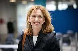 CDU-Bundesvize Karin Prien gilt als eine der profiliertesten Bildungspolitikerinnen in der Union. Seit 2017 ist sie Bildungsministerin in Schleswig-Holstein. Prien ist meinungsstark und scheut keine Debatte. - © Bernd von Jutrczenka/dpa