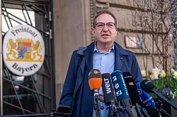 Jahrelang steuerte Alexander Dobrindt die CSU-Linie durch die Berliner Bundespolitik - nun wechselt er erneut ins Kabinett. - © Michael Kappeler/dpa