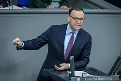 Soll für Friedrich Merz die Unionsfraktion in der neuen Legislatur im Bundestag anführen: Ex-Gesundheitsminister Jens Spahn. - © Kay Nietfeld/dpa