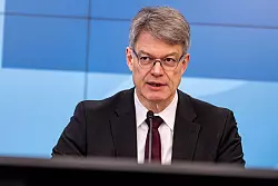 Bundesverkehrsminister Schnieder: &laquo;Ich halte F&uuml;hrerscheinkosten von rund 3.500 Euro, wie wir sie derzeit haben, f&uuml;r zu teuer.&raquo; - &copy; Fabian Sommer/dpa