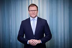 Bundesumweltminister Carsten Schneider setzt sich f&uuml;r ein Verbot von E-Zigaretten ein. - &copy; Annette Riedl/dpa