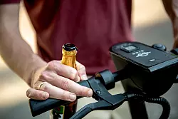 Alkohol am Roller-Steuer: Für E-Scooter gilt dieselbe Promillegrenze wie fürs Auto. - © Zacharie Scheurer/dpa-tmn