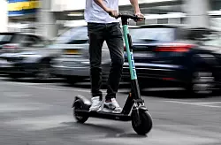Wackelige Angelegenheit: E-Scooter sind relativ instabil. Wer zu schnell fährt, dem könnte selbst ein abgesenkter Bordstein Probleme bereiten. - © Britta Pedersen/dpa-Zentralbild/dpa