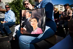 G&auml;ste bei einem B&uuml;rgerfest mit Festakt anl&auml;sslich des 75. Jahrestags des Beginns der Berliner Luftbr&uuml;cke und des 60. Jahrestags der legend&auml;ren Rede John F. Kennedys vor dem Rathaus Sch&ouml;neberg aus. - &copy; Carsten Koall/dpa