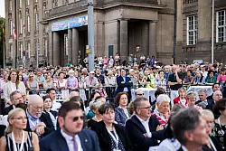 G&auml;ste beim B&uuml;rgerfest mit Festakt anl&auml;sslich des 75. Jahrestags des Beginns der Berliner Luftbr&uuml;cke und des 60. Jahrestags der legend&auml;ren Rede John F. Kennedys vor dem Rathaus Sch&ouml;neberg aus. - &copy; Carsten Koall/dpa