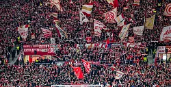 Mainzer Fans feiern den Europapokal-Abend. - © Torsten Silz/dpa