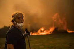 2025 ist das drittschlimmste Brandjahr der vergangenen zwei Jahrzehnte in Spanien. - © Elena Fernandez/ZUMA Press Wire/dpa
