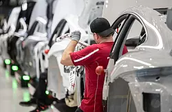 Viele deutsche Hersteller setzen vor allem auf teure Premium-Elektroautos. (Archivbild) - © Marijan Murat/dpa