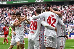 Jubel über den siebten Bundesliga-Aufstieg der Kölner - © Federico Gambarini/dpa