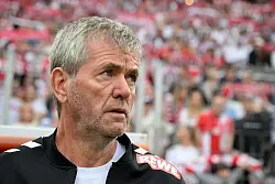 Auch für Friedhelm Funkel war es der siebte Bundesliga-Aufstieg - © Federico Gambarini/dpa