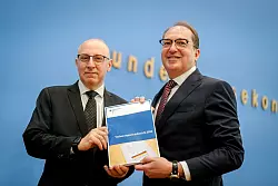 Bundesinnenminister Alexander Dobrindt (CSU) stellt den Jahresbericht zusammen mit BfV-Vizepräsident Sinan Selen vor. - © Kay Nietfeld/dpa