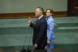 Polens neuer Pr&auml;sident Karol Nawrocki, hier im Bild mit seiner Frau Marta, hat den Amtseid abgelegt. (Foto aktuell) - &copy; Pawel Supernak/PAP/dpa
