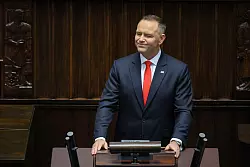 Polens neuer Pr&auml;sident Karol Nawrocki w&auml;hrend seiner Antrittsrede. (Foto aktuell) - &copy; Pawek Supernak/PAP/dpa