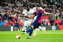 Im Pokalfinale gegen den FC Barcelona leistete sich Antonio Rüdiger (l) einen heftigen Aussetzer. - © Jose Breton/AP/dpa