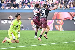 Augsburgs Torwart Finn Dahmen kauert bedröppelt am Boden, die Leipziger Assan Quedraogo (M) und Christoph Baumgartner (r) bejubeln das 0:5. - © Harry Langer/dpa
