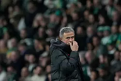 Titelverteidiger PSG mit Trainer Luis Enrique steht mit im Fokus am letzten Gruppenspieltag. (Archivbild) - &copy; Armando Franca/AP/dpa