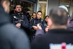 Polizeibeamte sprechen mit m&ouml;glicherweise betroffenen Kunden der Sparkassenfiliale in Buer. - &copy; Christoph Reichwein/dpa