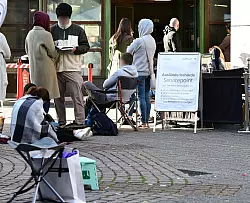 Schon vor der Gesetzesänderung mussten Menschen teilweise, so wie hier in Stuttgart, bei den Ausländerbehörden lange warten. Grund sind Personalengpässe und die zahlreichen Reformen der vergangenen Monate im Ausländer- und Aufenthaltsrecht. (Archivbild) - © Bernd Weißbrod/dpa