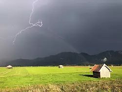 Vor allem Gewitter bergen Gefahren für Wanderer. - © Valentin Gensch/dpa/dpa-tmn