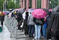Menschen warten am Einkaufszentrum Alexa auf die Er&ouml;ffnung des ersten Labubu-Stores Deutschlands. - &copy; Jens Kalaene/dpa
