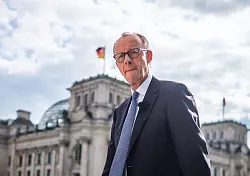 Friedrich Merz auf dem Weg zum Sommerinterview. - © Michael Kappeler/dpa