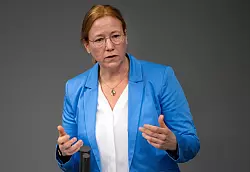 SPD-Sozialpolitikerin Dagmar Schmidt kritisiert die Vorschläge des Kanzlers (Foto: Archiv). - © Bernd von Jutrczenka/dpa