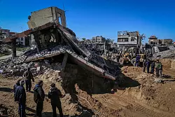 Pal&auml;stinenser beobachten, wie Mitarbeiter des Zivilschutzes Leichen aus den Tr&uuml;mmern eines durch einen israelischen Luftangriff zerst&ouml;rten Hauses bergen. - &copy; Abed Rahim Khatib/dpa