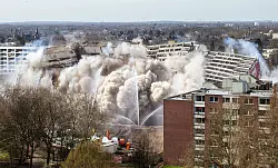 Gesprengt wurde wie schon 2019 nach der &laquo;Kipp-Kollaps-Faltung&raquo;. Dabei wird zeitversetzt zweimal gesprengt, so dass das Geb&auml;ude erst kippt und dann kollabiert. (Archivbild) - &copy; Christoph Reichwein/dpa