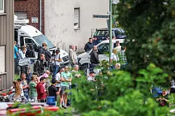 Die Sprengung lockte nicht nur Anwohner, sondern auch andere Schaulustige. - &copy; Christoph Reichwein/dpa