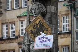 Der Roland vor dem Bremer Rathaus &laquo;wirbt&raquo; f&uuml;r die Teilnahme an der B&uuml;rgerschaftswahl am 14. Mai. - &copy; Focke Strangmann/dpa
