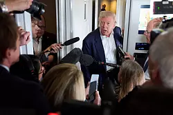 Trump hatte ein Gespräch mit Selenskyj in Rom in Aussicht gestellt. - © Evan Vucci/AP/dpa