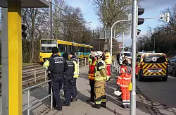 Auch für die Kräfte von Polizei und Feuerwehr ist das ein schwieriger Einsatz. - © Andreas Rosar/dpa