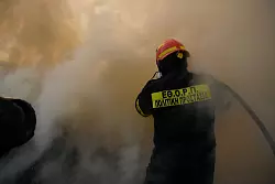 Bei starkem Wind ist der Kampf gegen die Flammen fast aussichtslos - &copy; Michael Varaklas/AP/dpa