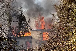 Ein Haus brennt. - &copy; Marios Lolos/XinHua/dpa