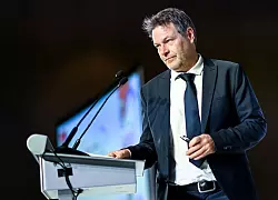 Bundeswirtschaftsminister Robert Habeck bei der Asien-Pazifik-Konferenz der Deutschen Wirtschaft in Singapur. - &copy; Britta Pedersen/dpa